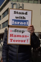 Pro-Palästina-Demo in Düsseldorf <i>Bild 77449 Manuela Hillekamps</i><br><a href=/confor2/?bld=77449&pst=77400&aid=613>Download (Anfrage)</a>  /  <a href=/?page_id=77400#jig2>zur Galerie</a>