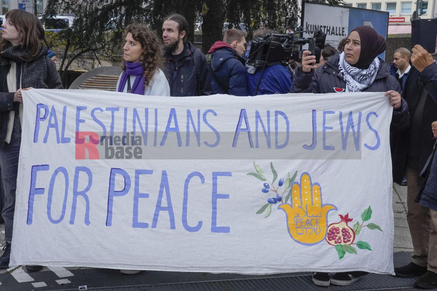 Palistinians and Jews FOR PEACE <i>Bild jovofoto/R-mediabase</i> <br><a href=/confor2/?bld=77738&pst=77735&aid=23&dc=1557&i1=jovofoto/R-mediabase>Anfrage Download Bild 77738</a>  <a href=/wp-admin/post.php?post=77738&action=edit> / Edit</a><br><a href=/?p=77735>Zum Beitrag 77735</a>