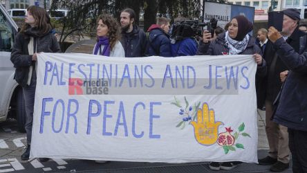 Palistinians and Jews FOR PEACE <i>Bild jovofoto/R-mediabase</i> <br><a href=/confor2/?bld=77738&pst=77735&aid=23&dc=1557&i1=jovofoto/R-mediabase>Anfrage Download Bild 77738</a>  <a href=/wp-admin/post.php?post=77738&action=edit> / Edit</a><br><a href=/?p=77735>Zum Beitrag 77735</a>