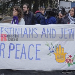 Palistinians and Jews FOR PEACE <i>Bild 77738 jovofoto</i><br><a href=/confor2/?bld=77738&pst=77735&aid=23>Download (Anfrage)</a>  /  <a href=/?page_id=77735#jig2>zur Galerie</a>