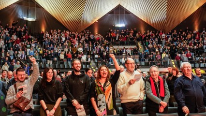 Zum Abschluß der Konferenz wird gemeinsam die Internationale gesungen | grueter/r-mediabase / R-mediabase | <a href=/confor2/?bld=79239&t=d&pst=&aid=575&dc=2054&i1=grueter/r-mediabase%20/%20R-mediabase><strong>Download Bild 79239...</strong></a>  |