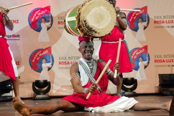 Rosa Luxemburg Konferenz 2024 | grueter/r-mediabase / R-mediabase | <a href=/confor2/?bld=79243&t=d&pst=&aid=575&dc=1030&i1=grueter/r-mediabase%20/%20R-mediabase><strong>Download Bild 79243...</strong></a>  |