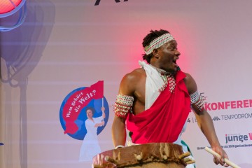 Ein Trommler aus der Ingoma-Trommelgruppe aus Berlin/Burundi | grueter/r-mediabase / R-mediabase | <a href=/confor2/?bld=79244&t=d&pst=&aid=575&dc=1030&i1=grueter/r-mediabase%20/%20R-mediabase><strong>Download Bild 79244...</strong></a>  |