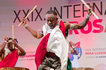 Ein Trommler aus der Ingoma-Trommelgruppe aus Berlin/Burundi | grueter/r-mediabase / R-mediabase | <a href=/confor2/?bld=79245&t=d&pst=&aid=575&dc=1031&i1=grueter/r-mediabase%20/%20R-mediabase><strong>Download Bild 79245...</strong></a>  |