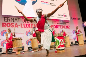 Ein Trommler aus der Ingoma-Trommelgruppe aus Berlin/Burundi | grueter/r-mediabase / R-mediabase | <a href=/confor2/?bld=79246&t=d&pst=&aid=575&dc=1034&i1=grueter/r-mediabase%20/%20R-mediabase><strong>Download Bild 79246...</strong></a>  |