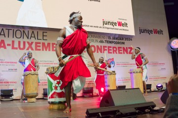 Ein Trommler aus der Ingoma-Trommelgruppe aus Berlin/Burundi | grueter/r-mediabase / R-mediabase | <a href=/confor2/?bld=79247&t=d&pst=&aid=575&dc=1039&i1=grueter/r-mediabase%20/%20R-mediabase><strong>Download Bild 79247...</strong></a>  |