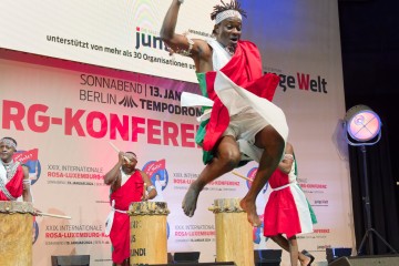 Ein Trommler aus der Ingoma-Trommelgruppe aus Berlin/Burundi | grueter/r-mediabase / R-mediabase | <a href=/confor2/?bld=79248&t=d&pst=&aid=575&dc=1039&i1=grueter/r-mediabase%20/%20R-mediabase><strong>Download Bild 79248...</strong></a>  |