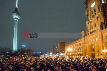 Große Kundgebung: Auf die Straße! gegen die nazistischen Deportationspläne von AfD & Co. | Christian Schneider | <a href=/confor2/?bld=78516&t=d&pst=78488&aid=615&dc=1112&i1=Christian%20Schneider><strong>Download Bild 78516...</strong></a> |