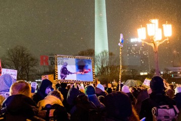 Große Kundgebung: Auf die Straße! gegen die nazistischen Deportationspläne von AfD & Co. | Christian Schneider | <a href=/confor2/?bld=78535&t=d&pst=78488&aid=615&dc=1123&i1=Christian%20Schneider><strong>Download Bild 78535...</strong></a> |