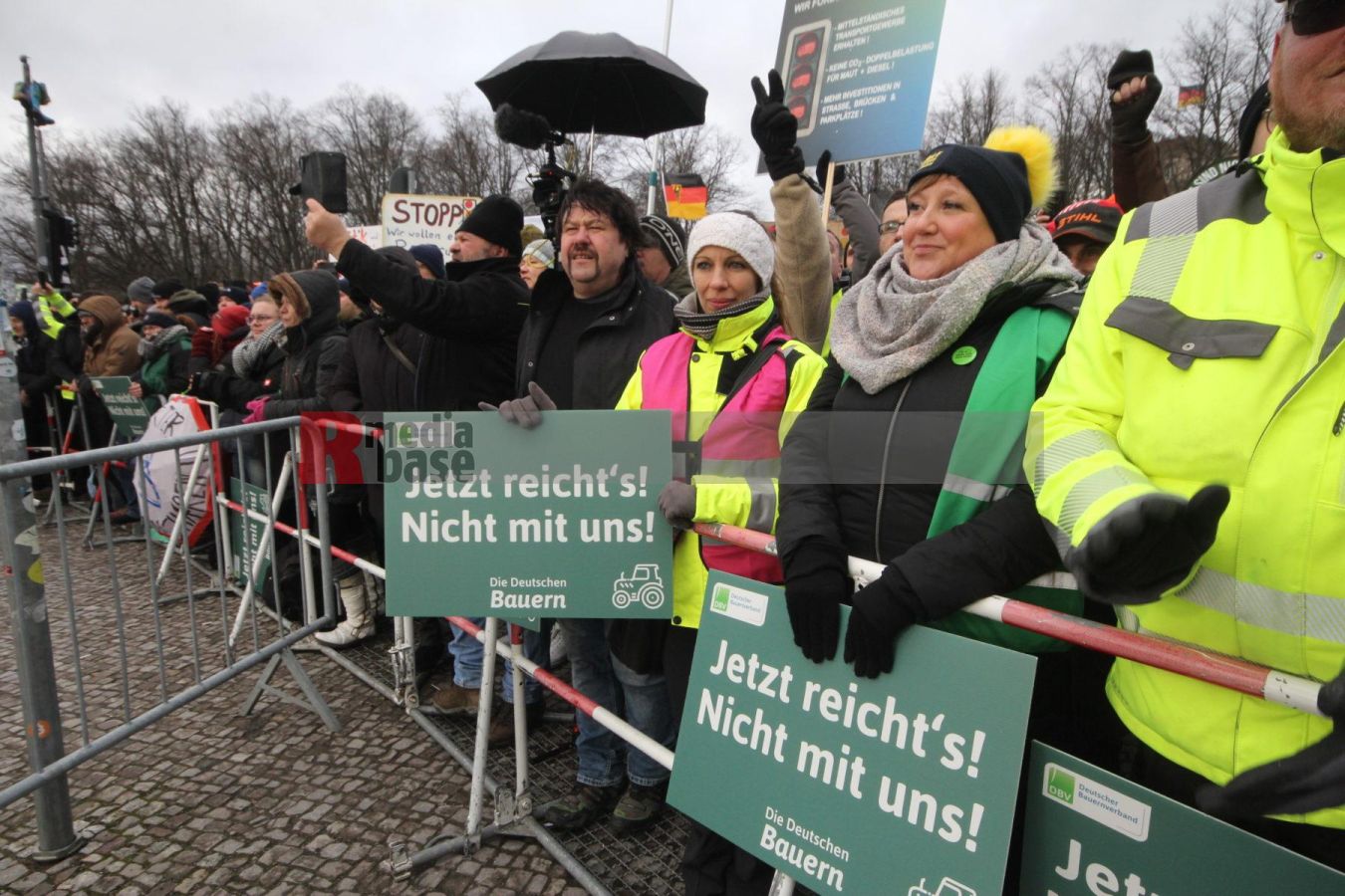 Bauernprotest in Berlin <i>Bild Denner/R-mediabase</i> <br><a href=/confor2/?bld=79005&pst=78995&aid=86&i1=Denner/R-mediabase>Download Bild 79005</a>  <br><a href=/?p=78995>Zum Beitrag 78995</a>