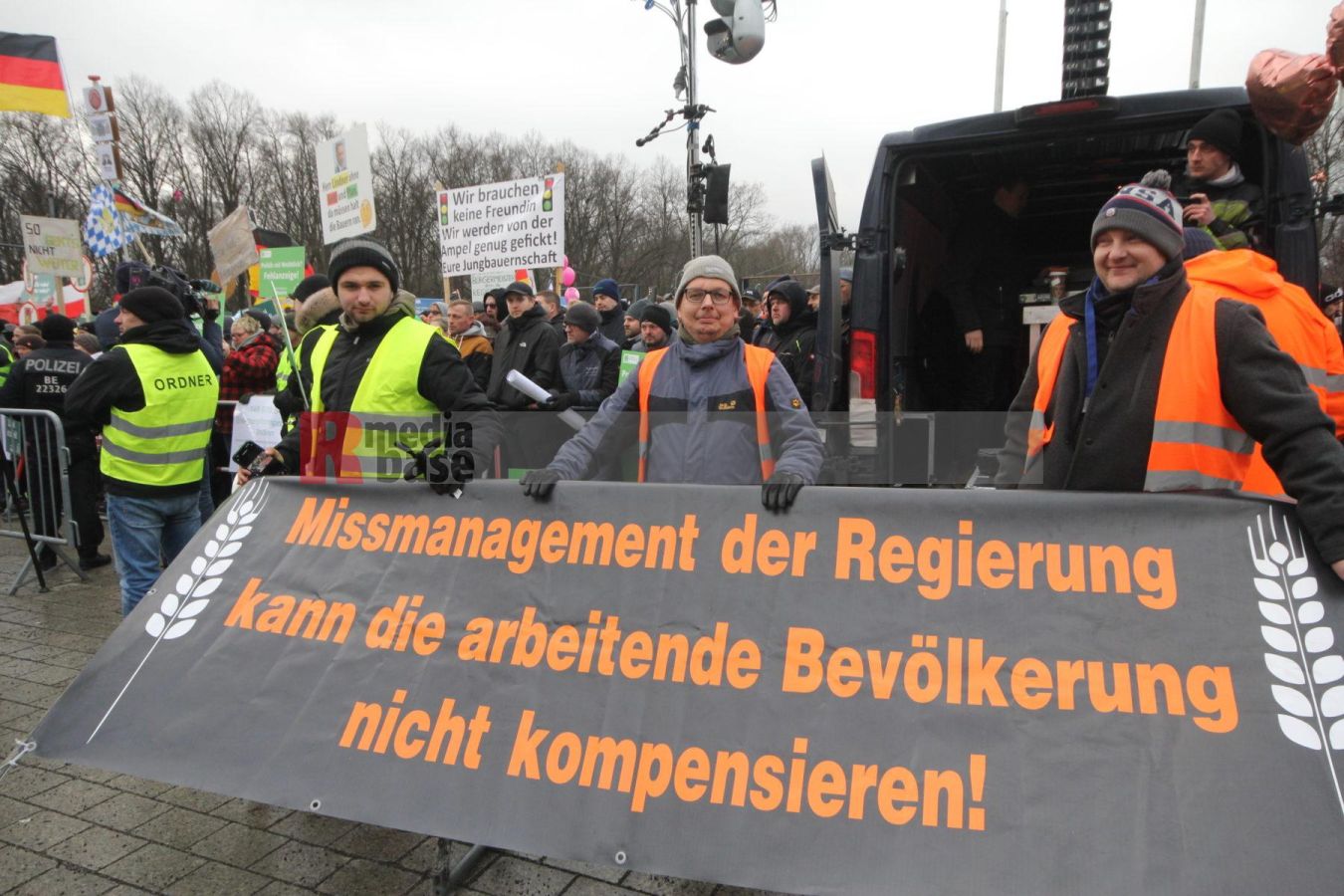 Bauernprotest in Berlin <i>Bild Denner/R-mediabase</i> <br><a href=/confor2/?bld=79046&pst=78995&aid=86&i1=Denner/R-mediabase>Download Bild 79046</a>  <br><a href=/?p=78995>Zum Beitrag 78995</a>