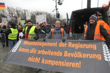 Bauernprotest in Berlin <i>Bild Denner/R-mediabase</i> <br><a href=/confor2/?bld=79004&pst=78995&aid=86&i1=Denner/R-mediabase>Download Bild 79004</a>  <br><a href=/?p=78995>Zum Beitrag 78995</a>