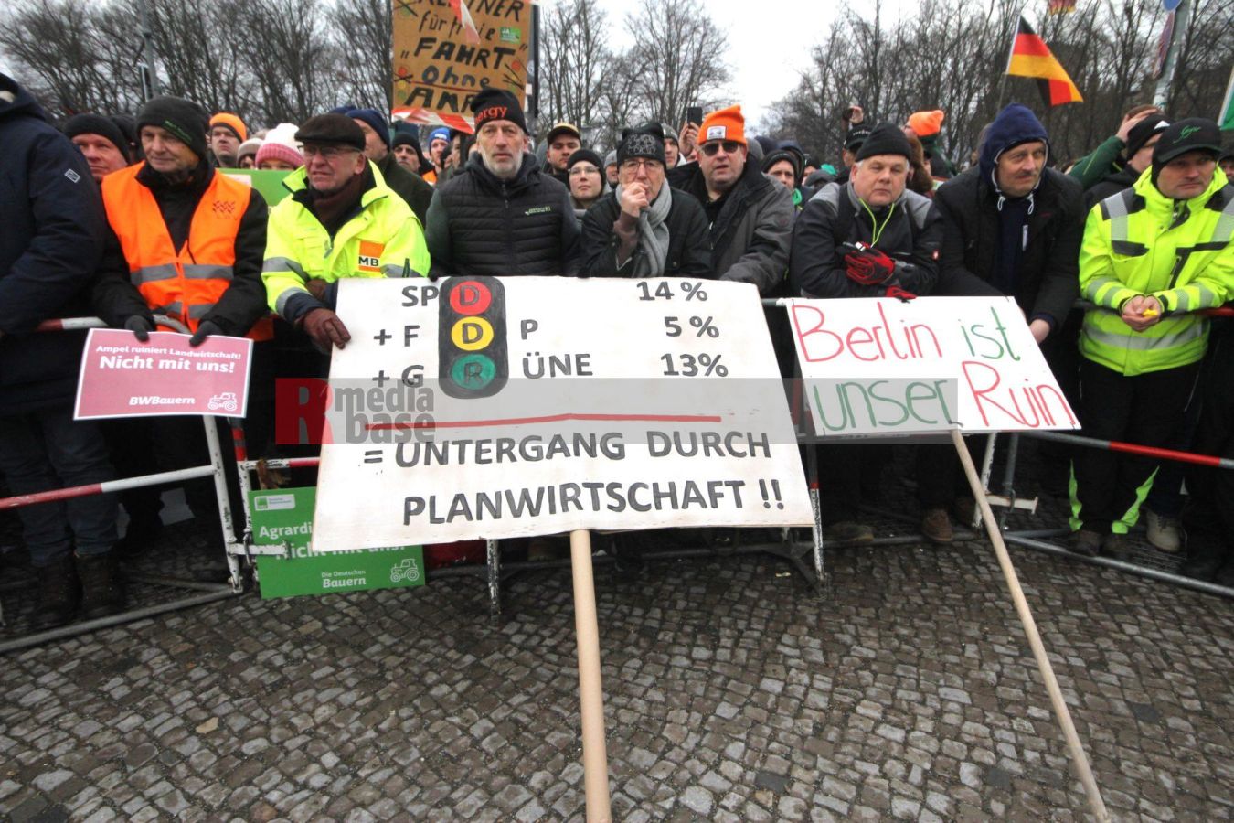 Bauernprotest in Berlin <i>Bild Denner/R-mediabase</i> <br><a href=/confor2/?bld=79002&pst=78995&aid=86&i1=Denner/R-mediabase>Download Bild 79002</a>  <br><a href=/?p=78995>Zum Beitrag 78995</a>