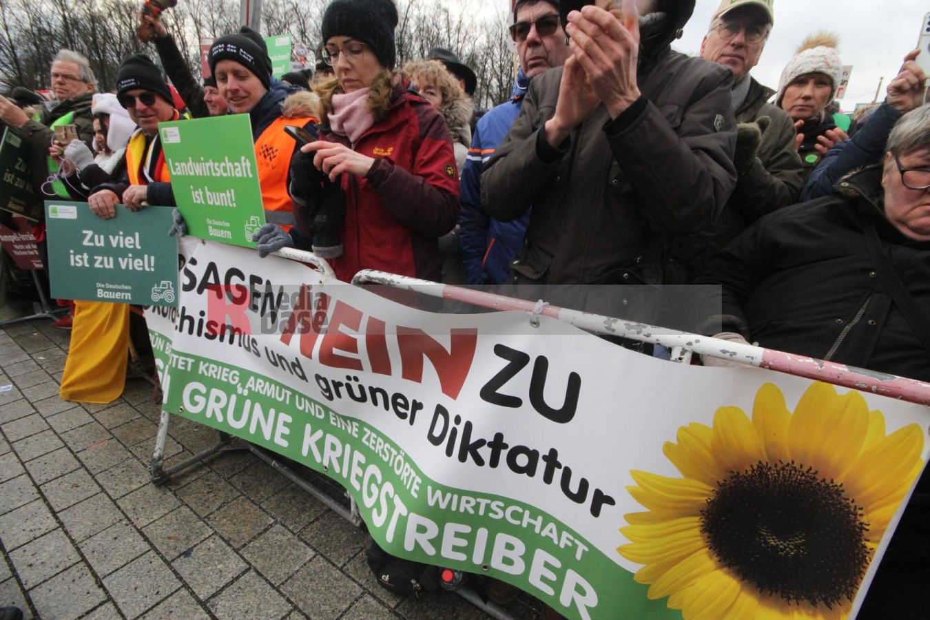 Bauernprotest in Berlin <i>Bild Denner/R-mediabase</i> <br><a href=/confor2/?bld=79008&pst=78995&aid=86&i1=Denner/R-mediabase>Download Bild 79008</a>  <br><a href=/?p=78995>Zum Beitrag 78995</a>
