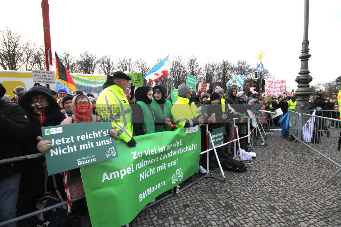 Bauernprotest in Berlin <i>Bild Denner/R-mediabase</i> <br><a href=/confor2/?bld=79011&pst=78995&aid=86&i1=Denner/R-mediabase>Download Bild 79011</a>  <br><a href=/?p=78995>Zum Beitrag 78995</a>