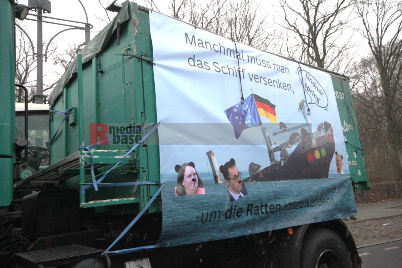 Bauernprotest in Berlin <i>Bild Denner/R-mediabase</i> <br><a href=/confor2/?bld=79017&pst=78995&aid=86&i1=Denner/R-mediabase>Download Bild 79017</a>  <br><a href=/?p=78995>Zum Beitrag 78995</a>