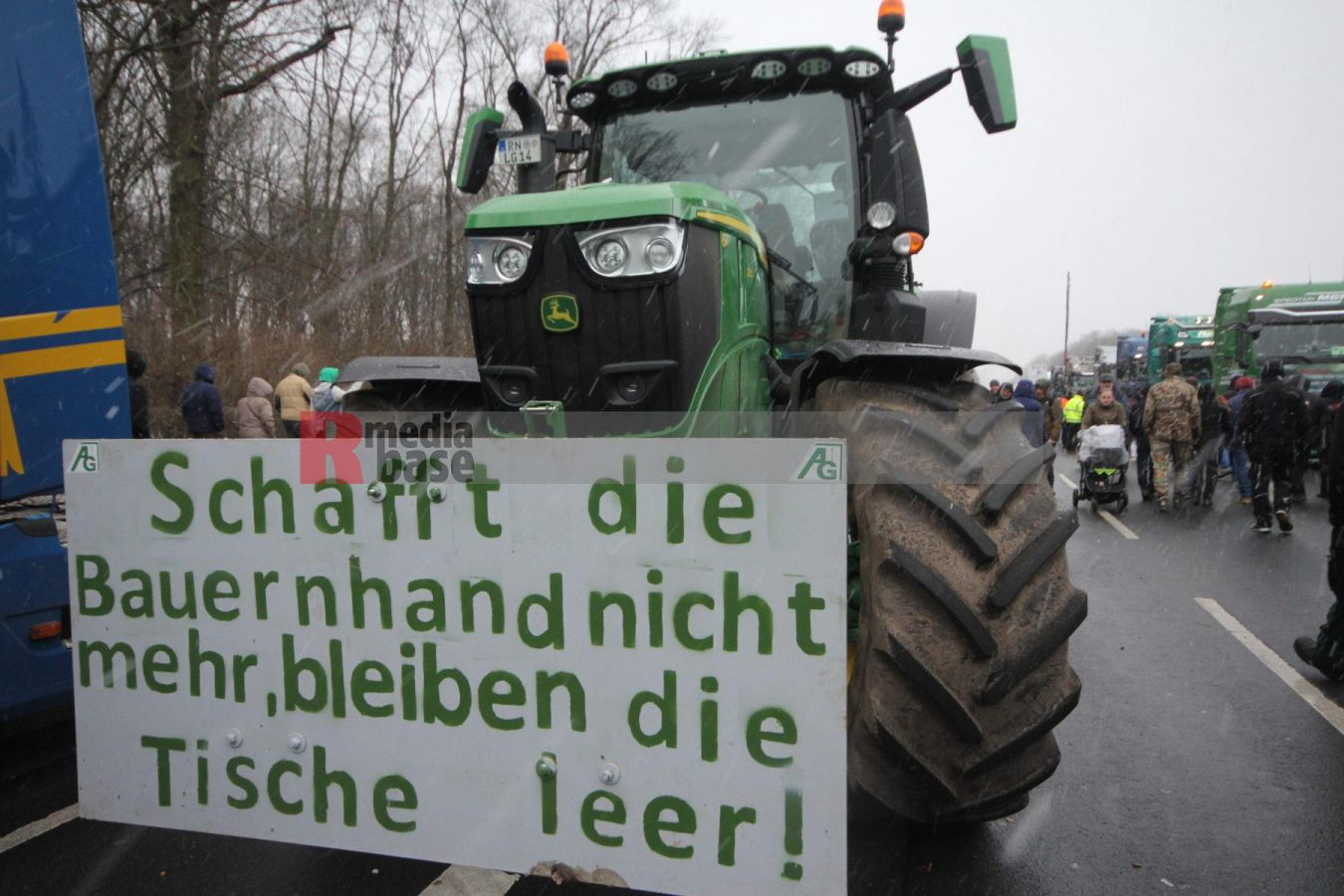 Bauernprotest in Berlin <i>Bild Denner/R-mediabase</i> <br><a href=/confor2/?bld=79019&pst=78995&aid=86&i1=Denner/R-mediabase>Download Bild 79019</a>  <br><a href=/?p=78995>Zum Beitrag 78995</a>