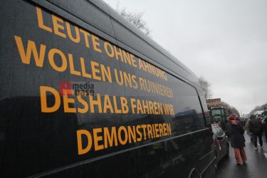 Bauernprotest in Berlin <i>Bild Denner/R-mediabase</i> <br><a href=/confor2/?bld=79022&pst=78995&aid=86&i1=Denner/R-mediabase>Download Bild 79022</a>  <br><a href=/?p=78995>Zum Beitrag 78995</a>