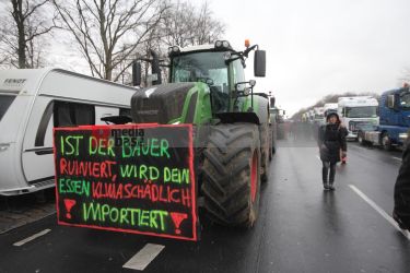 Bauernprotest in Berlin <i>Bild Denner/R-mediabase</i> <br><a href=/confor2/?bld=79023&pst=78995&aid=86&i1=Denner/R-mediabase>Download Bild 79023</a>  <br><a href=/?p=78995>Zum Beitrag 78995</a>