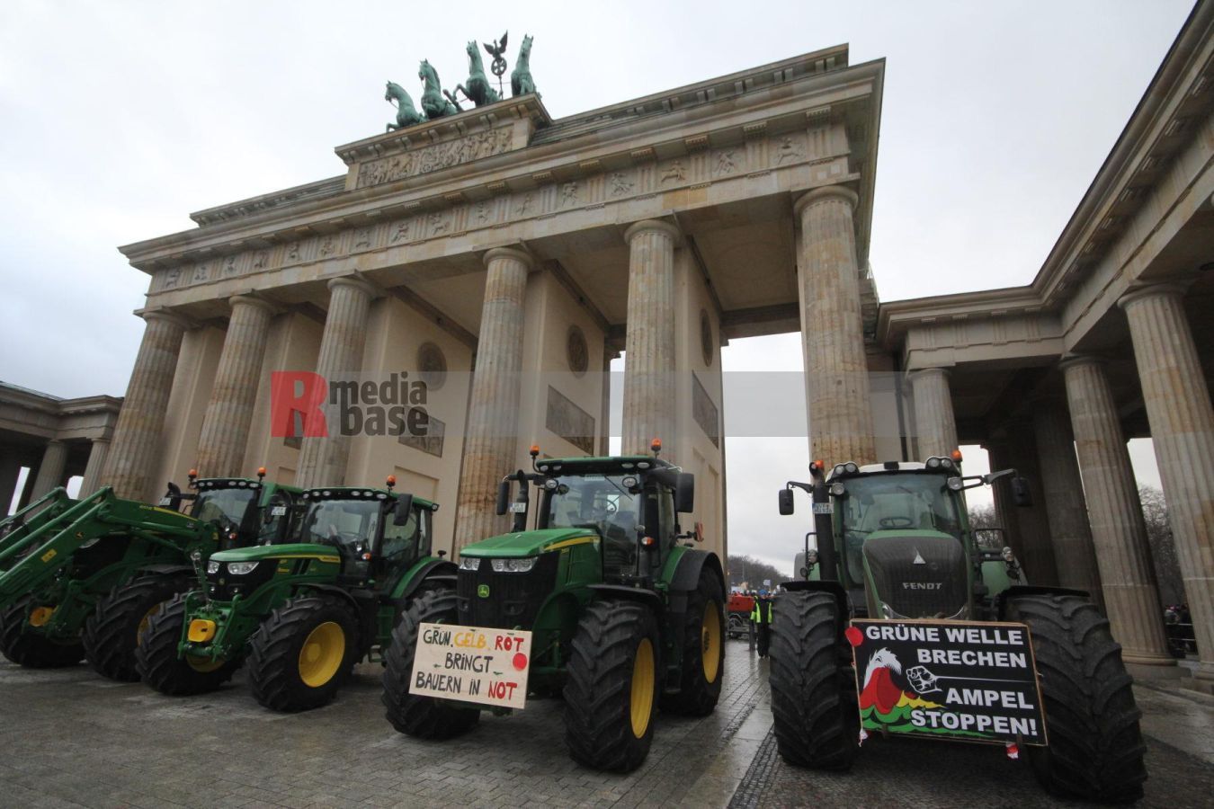 Bauernprotest in Berlin <i>Bild Denner/R-mediabase</i> <br><a href=/confor2/?bld=79029&pst=78995&aid=86&i1=Denner/R-mediabase>Download Bild 79029</a>  <br><a href=/?p=78995>Zum Beitrag 78995</a>