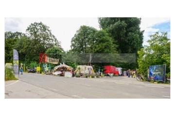 Mahnwache in Lützerath - Die Landstraße nach Keyenberg ist zerstört | Slawiczek/R-mediabase / R-mediabase | <a href=/confor2/?bld=78291&t=r&pst=78214&aid=20&dc=1147&i1=Slawiczek/R-mediabase%20/%20R-mediabase>Anfrage Bildnr: 78291</a>  |