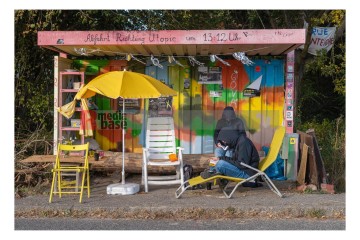 Busstation zur Utopie | Perschke / R-mediabase | <a href=/confor2/?bld=78297&t=r&pst=78214&aid=71&dc=1706&i1=Perschke%20/%20R-mediabase>Anfrage Bildnr: 78297</a>  |