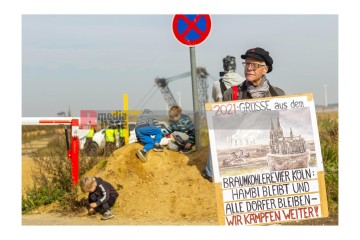Dorfspaziergang in Lützerath - Gemeinsamer Kampf gegen den Kohleabbau | Timo Krügener / R-mediabase | <a href=/confor2/?bld=78299&t=r&pst=78214&aid=617&dc=1126&i1=Timo%20Krügener%20/%20R-mediabase>Anfrage Bildnr: 78299</a>  |
