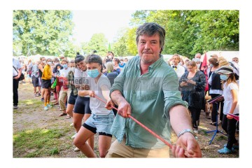 Eckhard Heukamp zieht mit Aktivist*innen ein Baumhaus in die Höhe | Christoph Schnuell / R-mediabase | <a href=/confor2/?bld=78300&t=r&pst=78214&aid=598&dc=1216&i1=Christoph%20Schnuell%20/%20R-mediabase>Anfrage Bildnr: 78300</a>  |