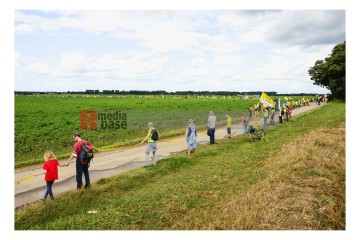 Menschenkette zwischen Keyenberg und Lützerath | Slawiczek/R-mediabase / R-mediabase | <a href=/confor2/?bld=78302&t=r&pst=78214&aid=20&dc=1225&i1=Slawiczek/R-mediabase%20/%20R-mediabase>Anfrage Bildnr: 78302</a>  |