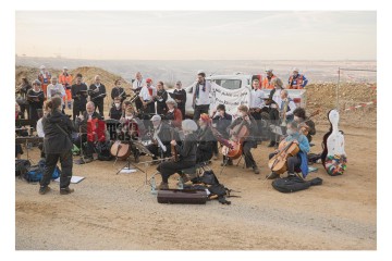 Orchester Lebenslaute - Aktion zivilen Ungehorsams im Tagebau Garzweiler | Kettler / R-mediabase | <a href=/confor2/?bld=78303&t=r&pst=78214&aid=263&dc=2035&i1=Kettler%20/%20R-mediabase>Anfrage Bildnr: 78303</a>  |