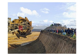 Am Tag des letzten „Dorfspaziergangs“ begeben sich Aktivist*innen mit  Duldung der Sicherungskräfte an den Tagebaurand. | Anton Ilai Detailreich / R-mediabase | <a href=/confor2/?bld=78304&t=r&pst=78214&aid=586&dc=1413&i1=Anton%20Ilai%20Detailreich%20/%20R-mediabase>Anfrage Bildnr: 78304</a>  |