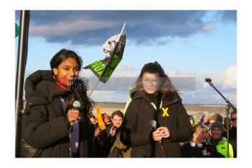 Lakshmi Thevasagayam, Sprecherin des Bündnisses „Lützerath lebt“ und Luisa Neubauer von „Fridays for Future“ auf der Abschlusskundgebung des letzten „Dorfspaziergangs“ in Lützerath | Marie-Luise Wulf / R-mediabase | <a href=/confor2/?bld=78307&t=r&pst=78214&aid=630&dc=1637&i1=Marie-Luise%20Wulf%20/%20R-mediabase>Anfrage Bildnr: 78307</a>  |