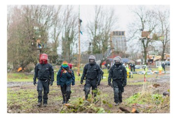 Während rund herum an allen Ecken Strukturen zerstört werden, räumen Polizist*innen die letzten Aktivist*innen aus dem Dorf. | Timo Krügener / R-mediabase | <a href=/confor2/?bld=78316&t=r&pst=78214&aid=617&dc=1330&i1=Timo%20Krügener%20/%20R-mediabase>Anfrage Bildnr: 78316</a>  |