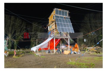 Der von Aktivist*innen gebaute und besetzte „Tower“ auf dem ehemaligen Grundstück des Landwirts Eckhard Heukamp während der Räumung Lützeraths. Die Solarpanelen wurden von Greenpeace installiert, nachdem RWE Lützerath von der Stromversorgung getrennt hatte. | Marie-Luise Wulf / R-mediabase | <a href=/confor2/?bld=78322&t=r&pst=78214&aid=630&dc=1941&i1=Marie-Luise%20Wulf%20/%20R-mediabase>Anfrage Bildnr: 78322</a>  |
