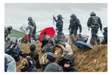 Den Wall überschreitende Demonstant*innen werden flächendeckend mit Pfefferspray und Schlagstöcken empfangen | Timo Krügener / R-mediabase | <a href=/confor2/?bld=78326&t=r&pst=78214&aid=617&dc=1629&i1=Timo%20Krügener%20/%20R-mediabase>Anfrage Bildnr: 78326</a>  |