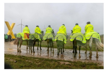 Dauerregen und matschiger Boden - behindern Polizei und Demonstrant*innen gleichermaßen | Perschke / R-mediabase | <a href=/confor2/?bld=78328&t=r&pst=78214&aid=71&dc=1251&i1=Perschke%20/%20R-mediabase>Anfrage Bildnr: 78328</a>  |