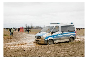 Nach der Großdemonstration im strömenden Regen verließen einige tausend Teilnehmer*innen das Demonstrationsgelände Richtung Lützerath. Im Schlamm der völlig durchweichten Felder kam es zu Auseinandersetzungen zwischen Demonstrant*innen und Einsatzkräften der Polizei. | Breuer / R-mediabase | <a href=/confor2/?bld=78329&t=r&pst=78214&aid=545&dc=1736&i1=Breuer%20/%20R-mediabase>Anfrage Bildnr: 78329</a>  |