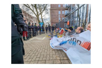 Klimaaktivist*innen der Gruppen Extinction Rebellion, Scientist Rebellion und Letzte Generation blockierten am frühen Morgen das Werkstor der RWE Zentrale in Essen. | Anton Ilai Detailreich / R-mediabase | <a href=/confor2/?bld=78331&t=r&pst=78214&aid=586&dc=1203&i1=Anton%20Ilai%20Detailreich%20/%20R-mediabase>Anfrage Bildnr: 78331</a>  |