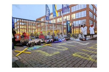 Klimaaktivist*innen der Gruppen Extinction Rebellion, Scientist Rebellion und Letzte Generation blockierten am frühen Morgen das Werkstor der RWE Zentrale in Essen. | Anton Ilai Detailreich / R-mediabase | <a href=/confor2/?bld=78330&t=r&pst=78214&aid=586&dc=0817&i1=Anton%20Ilai%20Detailreich%20/%20R-mediabase>Anfrage Bildnr: 78330</a>  |