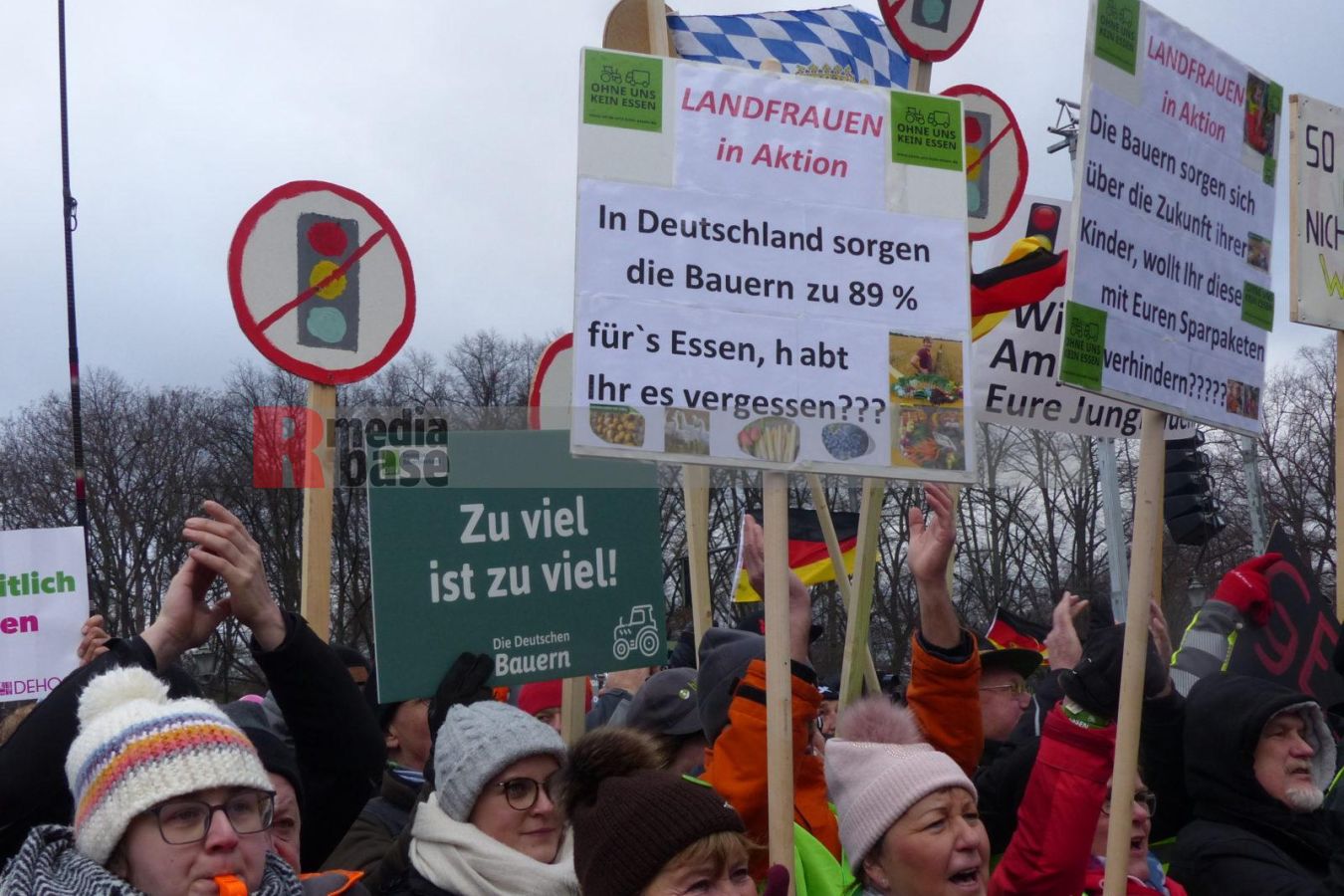 Bauernprotest in Berlin <i>Bild Denner/R-mediabase</i> <br><a href=/confor2/?bld=79032&pst=78995&aid=86&i1=Denner/R-mediabase>Download Bild 79032</a>  <br><a href=/?p=78995>Zum Beitrag 78995</a>
