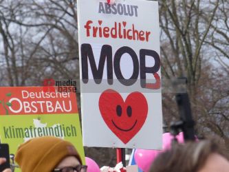 Bauernprotest in Berlin <i>Bild Denner/R-mediabase</i> <br><a href=/confor2/?bld=79033&pst=78995&aid=86&i1=Denner/R-mediabase>Download Bild 79033</a>  <br><a href=/?p=78995>Zum Beitrag 78995</a>