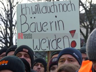 Bauernprotest in Berlin <i>Bild Denner/R-mediabase</i> <br><a href=/confor2/?bld=79035&pst=78995&aid=86&i1=Denner/R-mediabase>Download Bild 79035</a>  <br><a href=/?p=78995>Zum Beitrag 78995</a>