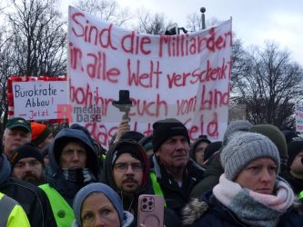 Bauernprotest in Berlin <i>Bild Denner/R-mediabase</i> <br><a href=/confor2/?bld=79037&pst=78995&aid=86&i1=Denner/R-mediabase>Download Bild 79037</a>  <br><a href=/?p=78995>Zum Beitrag 78995</a>
