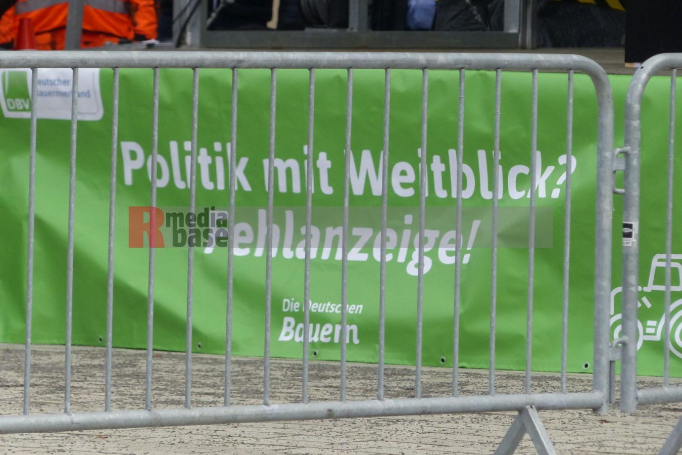 Bauernprotest in Berlin <i>Bild Denner/R-mediabase</i> <br><a href=/confor2/?bld=79039&pst=78995&aid=86&i1=Denner/R-mediabase>Download Bild 79039</a>  <br><a href=/?p=78995>Zum Beitrag 78995</a>