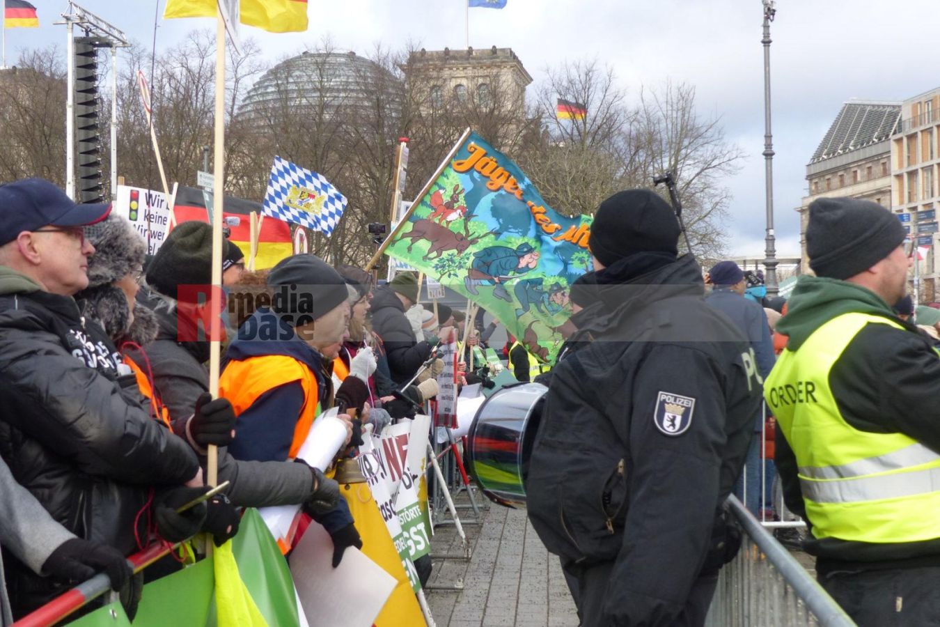 Bauernprotest in Berlin <i>Bild Denner/R-mediabase</i> <br><a href=/confor2/?bld=79040&pst=78995&aid=86&i1=Denner/R-mediabase>Download Bild 79040</a>  <br><a href=/?p=78995>Zum Beitrag 78995</a>