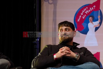 Militarisierung der Jugend und unsere Antwort - Idil Calli (DIDF-Jugend) | grueter/r-mediabase / R-mediabase | <a href=/confor2/?bld=78641&t=d&pst=78611&aid=575&dc=1323&i1=grueter/r-mediabase%20/%20R-mediabase><strong>Download Bild 78641...</strong></a>  |