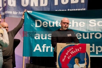 Manifestation für einen gerechten Frieden in Nahost - Wieland Hoban (Großbritannien), Vorsitzender Jüdische Stimme | grueter/r-mediabase / R-mediabase | <a href=/confor2/?bld=78650&t=d&pst=78611&aid=575&dc=1613&i1=grueter/r-mediabase%20/%20R-mediabase><strong>Download Bild 78650...</strong></a>  |