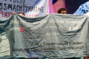 Manifestation für einen gerechten Frieden in Nahost - Reden die Völker erst selber werden sie schnell einig sein. | grueter/r-mediabase / R-mediabase | <a href=/confor2/?bld=78651&t=d&pst=78611&aid=575&dc=1616&i1=grueter/r-mediabase%20/%20R-mediabase><strong>Download Bild 78651...</strong></a>  |