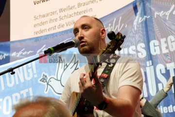 Manifestation für einen gerechten Frieden in Nahost - Das Solidaritätslied, gesungen von Saal und Songwriter Calum Baird (Großbritannien) | grueter/r-mediabase / R-mediabase | <a href=/confor2/?bld=78661&t=d&pst=78611&aid=575&dc=1643&i1=grueter/r-mediabase%20/%20R-mediabase><strong>Download Bild 78661...</strong></a>  |