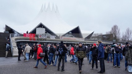 Rosa Luxemburg Konferenz, Einlass am Tempodrom | jovofoto / R-mediabase | <a href=/confor2/?bld=78642&t=d&pst=78611&aid=23&dc=1119&i1=jovofoto%20/%20R-mediabase><strong>Download Bild 78642...</strong></a>  |
